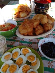 einen Tisch mit Platten aus hart gekochten Eiern und anderen Lebensmitteln in der Unterkunft Etno Konak MB in Kolašin