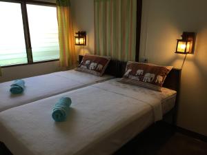 Ένα ή περισσότερα κρεβάτια σε δωμάτιο στο Siriwan Guesthouse