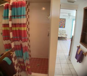 bagno con tenda doccia colorata in una stanza di Bajos - At Casas de la Playa Beachside a Flagler Beach Altre 35 foto