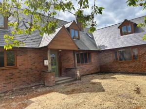 ein Backsteinhaus mit einer Veranda und einer Tür in der Unterkunft Grantham House in Grantham