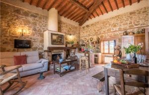 een woonkamer met een bank en een open haard bij Nice Home In Siena With Kitchen in Siena