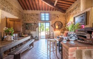 een woonkamer met een tafel en een open haard bij Nice Home In Siena With Kitchen in Siena
