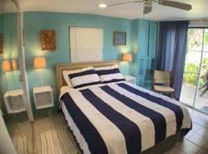 una camera da letto con un letto grande con pareti blu di Bajos - At Casas de la Playa Beachside a Flagler Beach