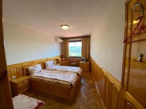 Habitación con 2 camas y ventana en Hotel Comfort en Veliko Tŭrnovo