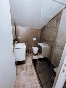 CASA GIABICONI - Villa 6pers. piscine & spa في Occhiatana: حمام صغير مع حوض ومرحاض