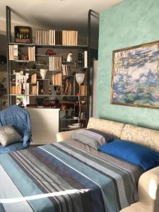 1 dormitorio con cama y estante para libros en La Ca' Affittacamere, en Matino