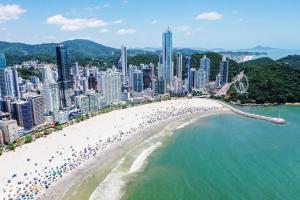 una vista aérea de una playa frente a una ciudad en Brasil Express, en Balneário Camboriú