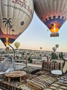 a room with couches and hot air balloons at Seven Stone Hotel in Göreme