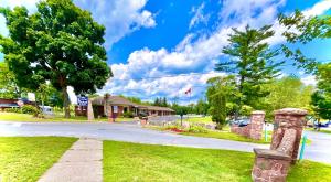 a street in a small town with a house at Park Place Motel & Suites in Tweed