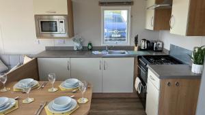 Η κουζίνα ή μικρή κουζίνα στο Newquay Bay Resort 181 +40 φωτογραφίες