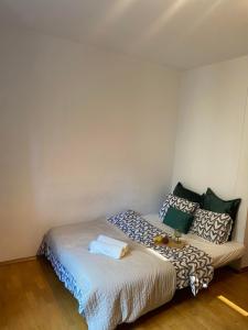 1 dormitorio pequeño con 1 cama y 1 sofá en Na Wspólnej Apartament, en Varsovia