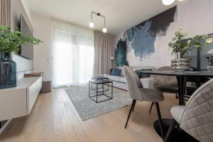 salon ze stołem i kanapą w obiekcie City Lux Apartment 2 - with garage and balcony w mieście Zadar