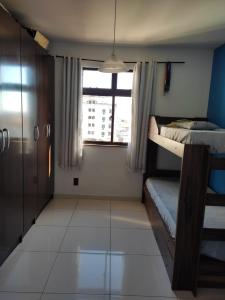 1 dormitorio con litera y ventana en Apartamento Centro Cabo Frio, en Cabo Frío
