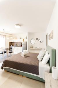 Il comprend une chambre avec un grand lit et une cuisine. dans l'établissement Nafplio Small Apartment - II, à Nauplie