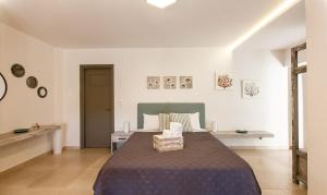 - une chambre blanche avec un lit dans l'établissement Nafplio Small Apartment - II, à Nauplie