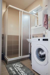 a washing machine in a bathroom with a shower at Apartman Vas dom in Kraljevo