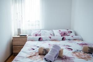 Ein Bett oder Betten in einem Zimmer der Unterkunft Apartman Vas dom