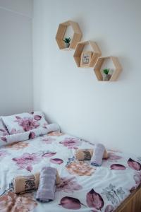 a bed with towels and birdhouses on it at Apartman Vas dom in Kraljevo