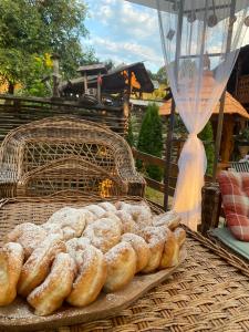 ein Tablett mit Donuts auf einem Tisch in der Unterkunft Floare de Maramures 1 in Vadu Izei