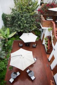 an overhead view of a patio with an umbrella at Lima 18 Boutique in Lima