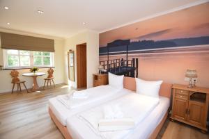 una camera con un grande letto bianco di Landhaus Hideaway mit Aussenpool, Sauna und Kamin a Bosau