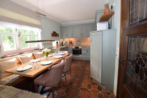 Kuchyň nebo kuchyňský kout v ubytování Landhaus Hideaway mit Aussenpool, Sauna und Kamin + 44 fotografií