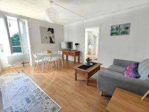 uma sala de estar com um sofá e uma mesa em Number 22 - Le Dorat - Apartment 4 em Le Dorat