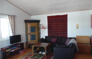 uma sala de estar com um sofá e uma mesa em Amazing Home In Kvam With Kitchen em Mysusæter