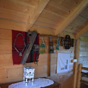 una camera in una baita di tronchi con un tavolo di Grandfather's place Budevice a Plav