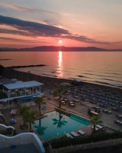 - une vue sur un complexe avec une piscine et une plage dans l'établissement Vergina Beach Hotel, à Agia Marina