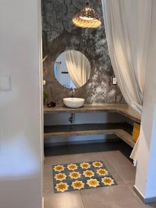 een badkamer met een wastafel en een spiegel bij Pousada Jeri in Jericoacoara