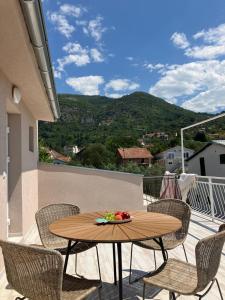 una mesa y sillas en un balcón con vistas en Mia Casa, en Tivat