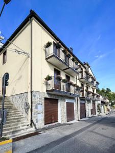 een gebouw met balkons en deuren aan een straat bij Appartamento con Vista Montagna in Pietrapertosa