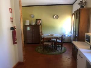 cocina con mesa y sillas en una habitación en Casa Valverde, en Cartaxo