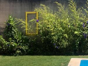 a mirror on a wall with some plants and flowers at Casa Valverde in Cartaxo