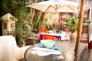 una mesa con un tazón en un patio en Cape Nelson Guest House, en Ciudad del Cabo