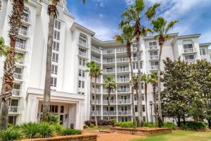 - une vue sur l'extérieur d'un bâtiment avec des palmiers dans l'établissement Sandestin Resort Bahia-Elation by Tufan, à Destin 50 autres photos