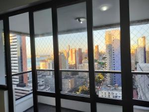 uma vista da cidade a partir de uma janela em Via Venetto Flat Fortaleza Brasile em Fortaleza