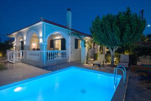 Villa con piscina por la noche en La Villetta en Lagópodhon