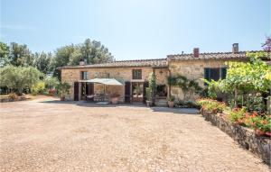 an external view of a house with a large driveway at Amazing Home In Siena With Wifi in Siena