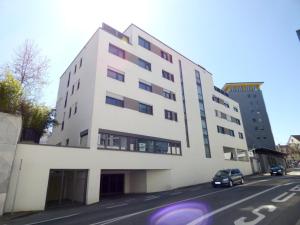 een wit gebouw aan de kant van een straat bij Residenz am Bodensee in Friedrichshafen