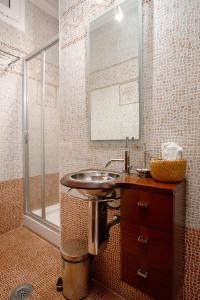 a bathroom with a sink and a shower at La Villetta in Lagópodhon