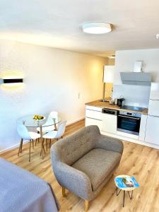 uma sala de estar com um sofá e uma mesa em Ferienwohnung Kestel ab 2 Nächte em Schopfheim