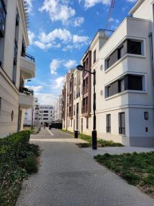 eine leere Straße in einer Stadt mit Gebäuden in der Unterkunft Chez Patron T3 2BR with 2 parking near Disneyland Paris & train station-Chessy in Chessy