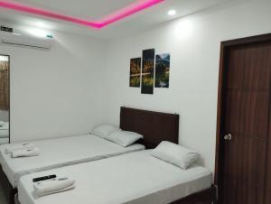 マンタにあるHostal Las Orquideasのピンクの天井のベッドルーム1室(ベッド2台付) +42枚の写真
