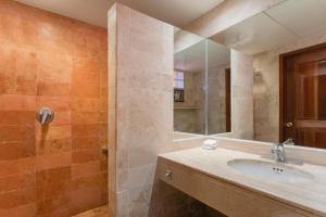 ein Bad mit einem Waschbecken und einer Dusche in der Unterkunft Iberostar Quetzal in Playa del Carmen