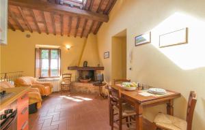 モンティチャーノにあるBeautiful Home In Monticiano Si With 2 Bedroomsのキッチン、リビングルーム(テーブル、ソファ付)