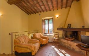 モンティチャーノにあるBeautiful Home In Monticiano Si With 2 Bedroomsのリビングルーム(椅子2脚、暖炉付)