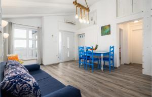 a living room with a blue table and chairs at Lovely Apartment In Tar With Kitchen in Tar