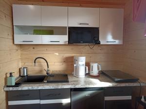 Kuchyňa alebo kuchynka v ubytovaní Domki z bali u Ireny Mazury